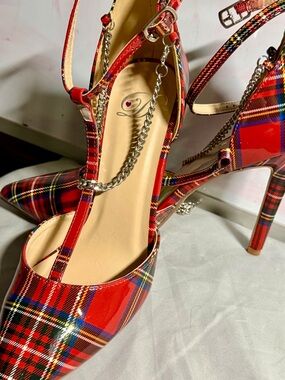 Source Unknown Red Plaid Patent High Heel Pumps with Silver Chain